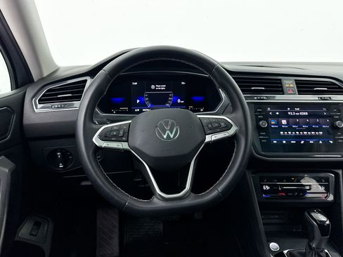 Used 2022 Volkswagen Tiguan SE w/ Panoramic Sunroof Package image 32