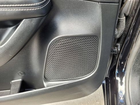 Used 2025 Chrysler Pacifica Limited image 23