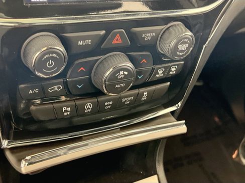 Used 2022 Jeep Grand Cherokee Limited image 16