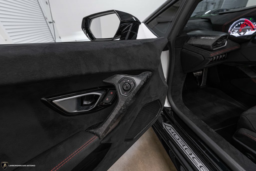 Used 2019 Lamborghini Huracan Performante AWD/4WD image 36