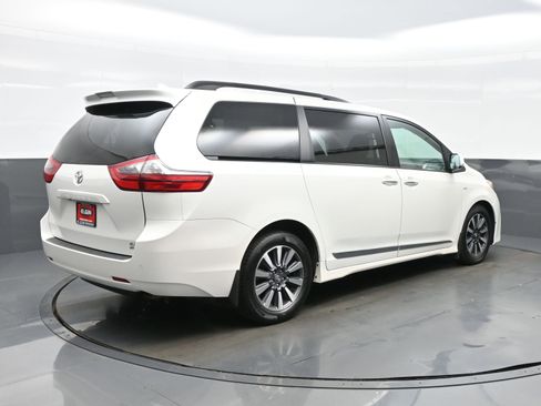 Used 2020 Toyota Sienna XLE w/ XLE Navigation Package AWD/4WD image 6