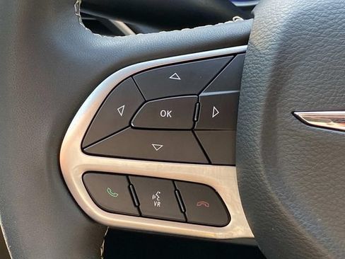 Used 2024 Chrysler Pacifica Touring-L FWD image 21