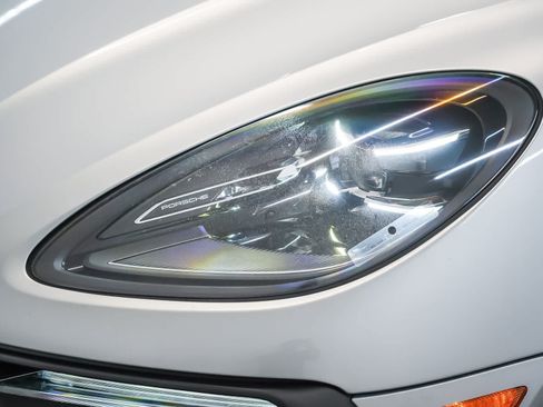 Certified 2023 Porsche Macan AWD/4WD image 11