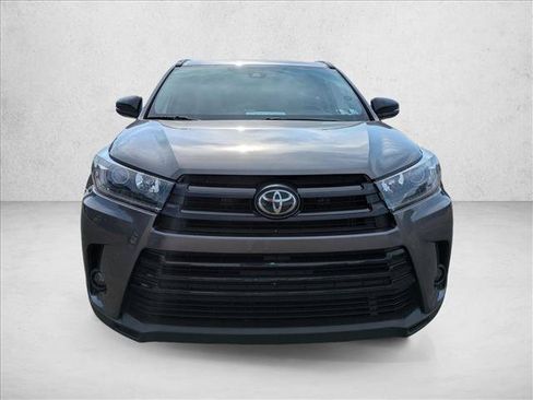 Used 2019 Toyota Highlander SE w/ Nightshade Edition AWD/4WD image 2