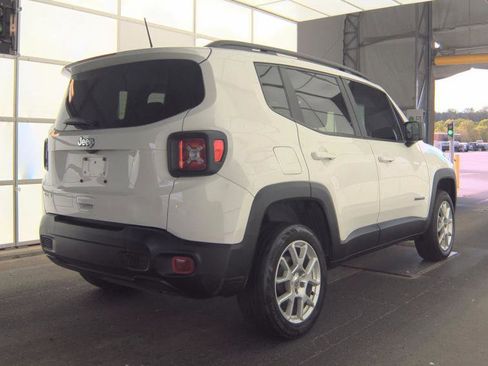 Used 2023 Jeep Renegade Latitude w/ Sun & Fun Group AWD/4WD image 2