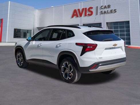 Used 2025 Chevrolet Trax LT w/ LT Convenience Package image 9