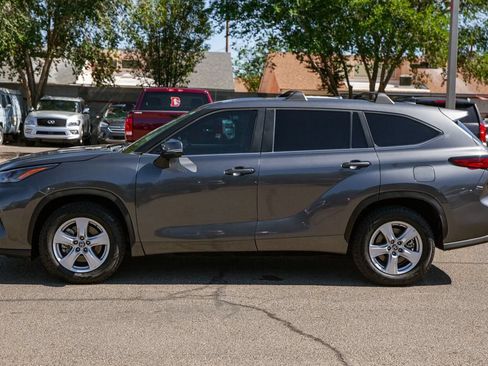 Used 2023 Toyota Highlander LE FWD image 8