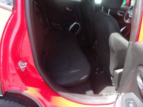 Used 2019 Jeep Renegade Latitude FWD image 10