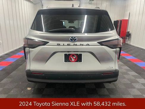 Used 2024 Toyota Sienna XLE FWD image 3