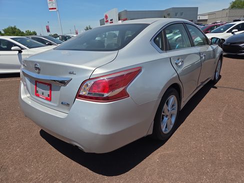 Used 2013 Nissan Altima 2.5 SL w/ Technology Pkg FWD image 3