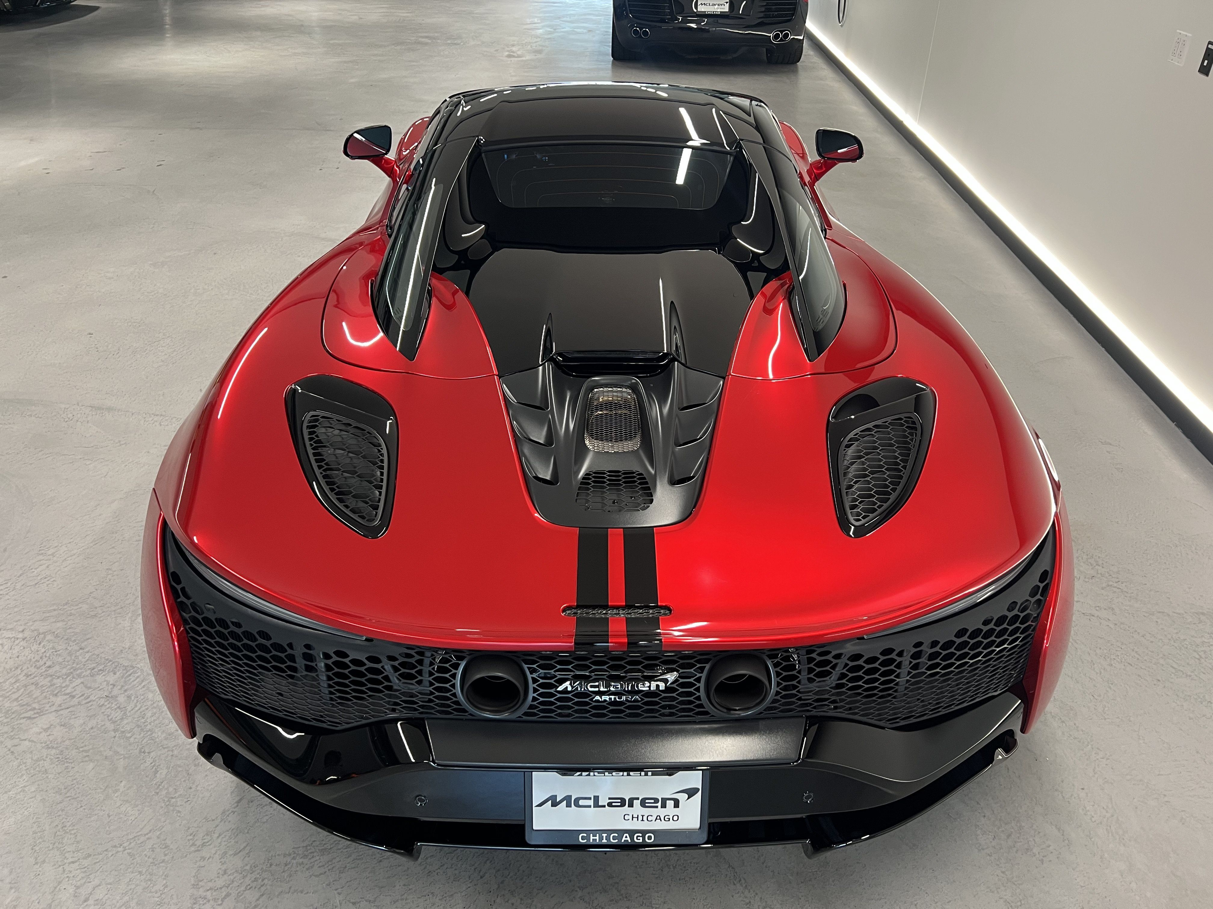 Used 2025 McLaren Artura Spider RWD image 32