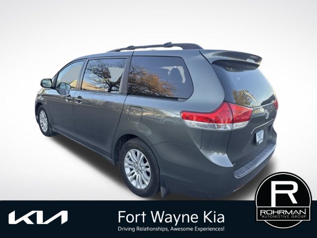 Used 2012 Toyota Sienna XLE w/ Entertainment Pkg FWD image 3