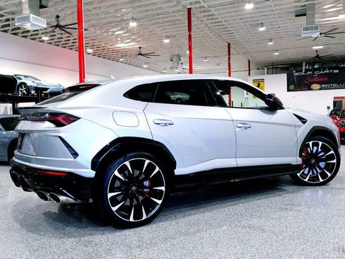 Used 2022 Lamborghini Urus AWD/4WD image 11