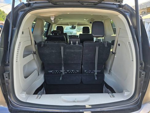 Used 2023 Chrysler Pacifica Touring-L FWD image 13