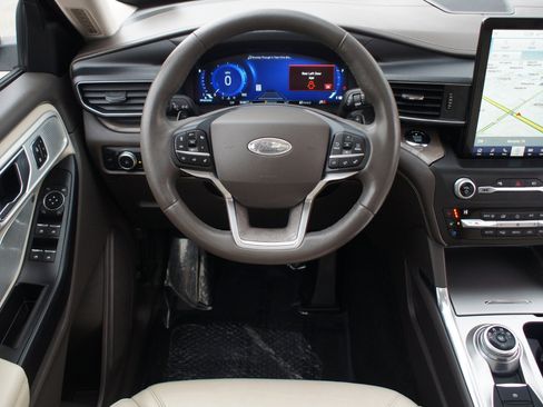 Used 2020 Ford Explorer Platinum w/ Premium Technology Package image 5