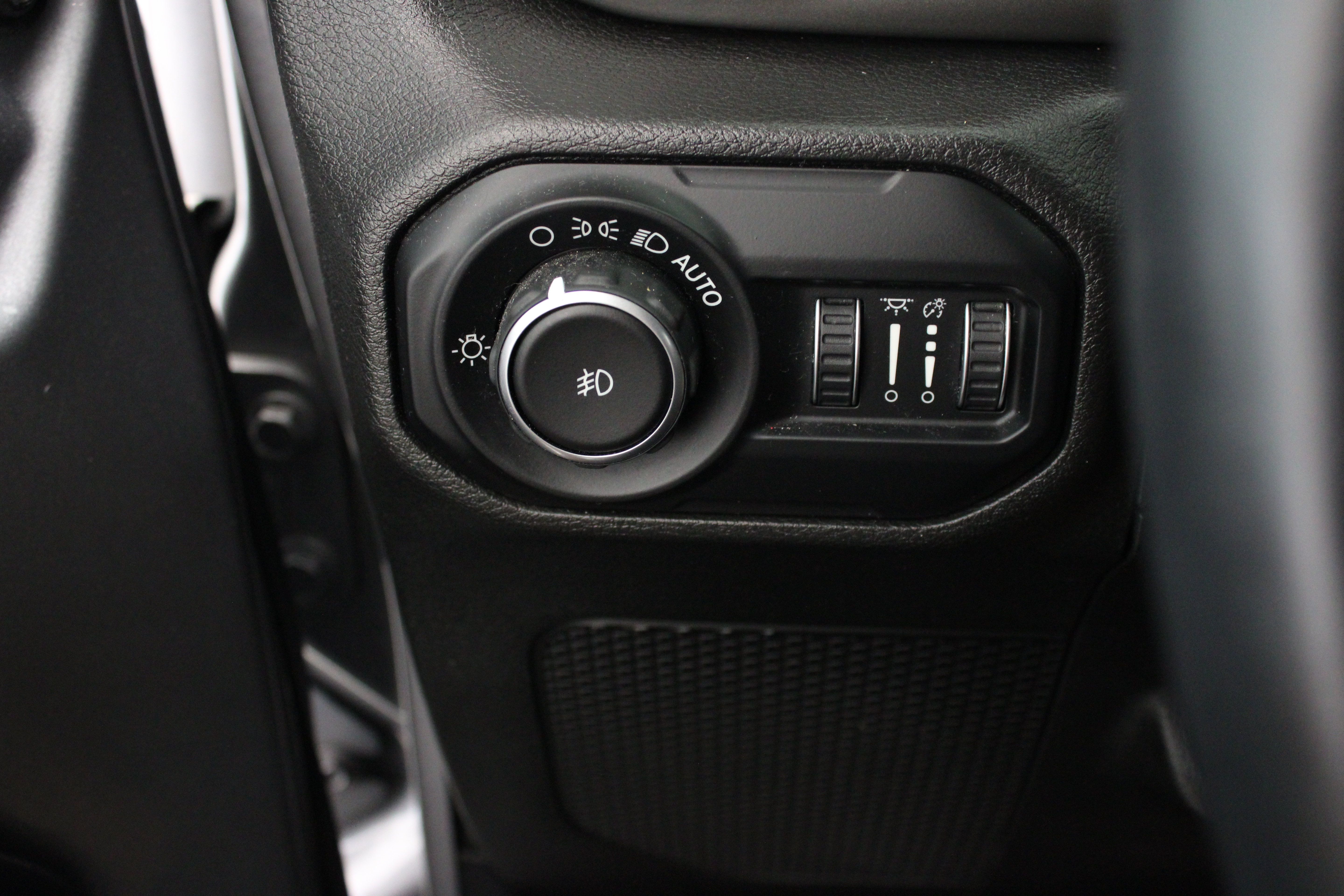 Used 2018 Jeep Wrangler Unlimited Sahara AWD/4WD image 26