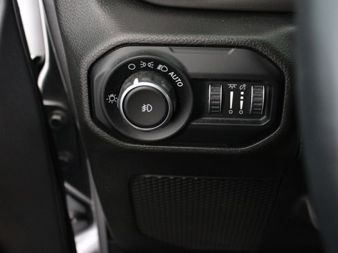 Used 2018 Jeep Wrangler Unlimited Sahara AWD/4WD image 26