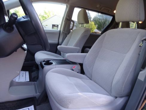 Used 2018 Toyota Sienna LE AWD image 2