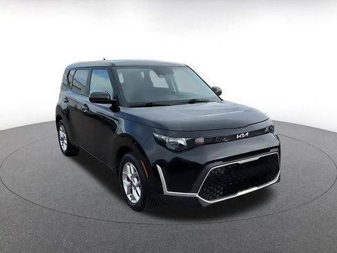 Used 2025 Kia Soul LX w/ LX Technology Package image 3