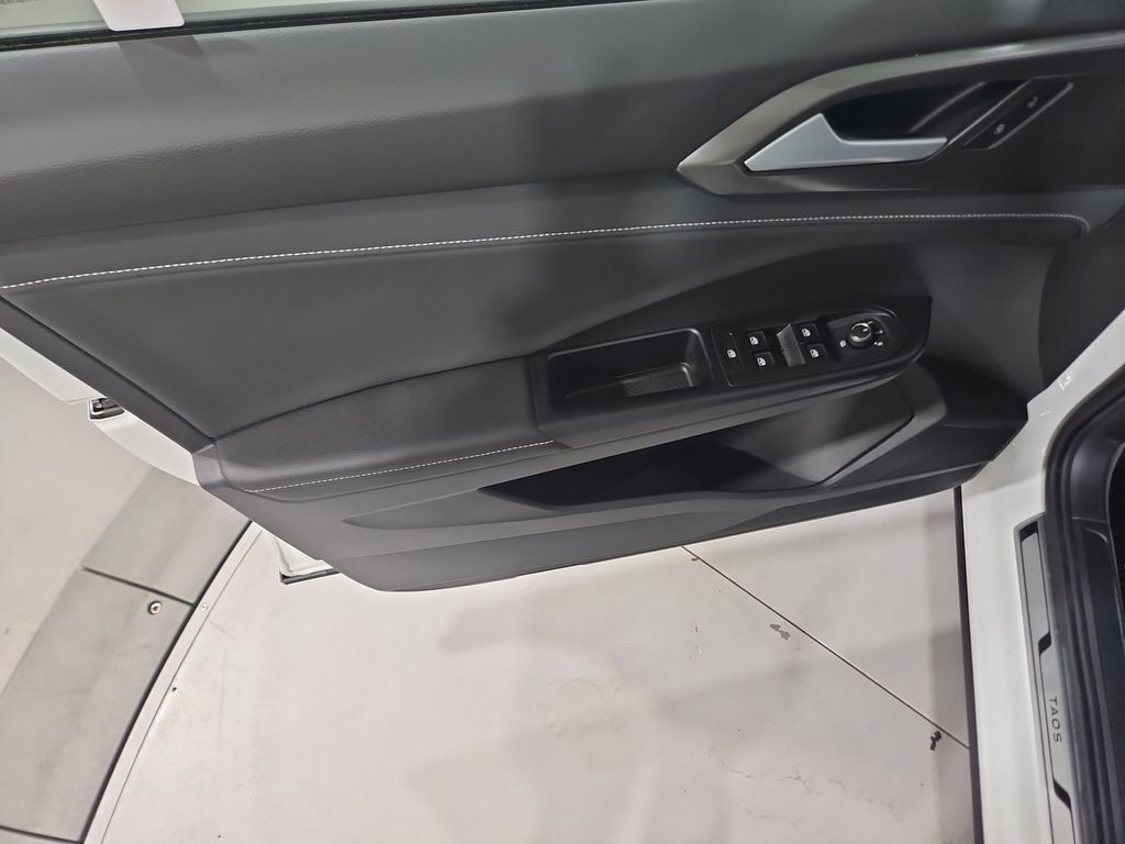 Certified 2026 Volkswagen Taos SE AWD/4WD image 10
