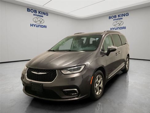 Used 2023 Chrysler Pacifica Limited FWD image 1