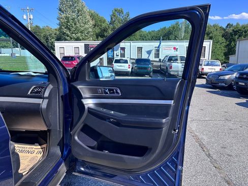 Used 2017 Ford Explorer XLT AWD/4WD image 24