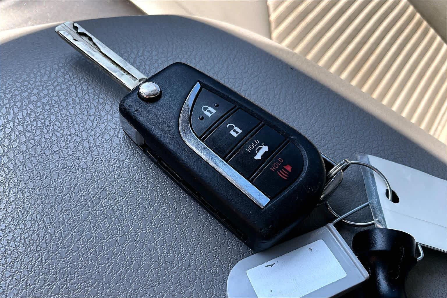 Used 2023 Toyota Camry SE FWD image 15