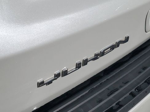Used 2022 GMC Yukon Denali AWD/4WD image 9