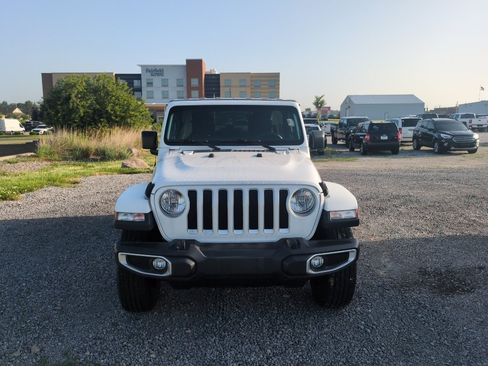 Used 2019 Jeep Wrangler Unlimited Sahara AWD/4WD image 2