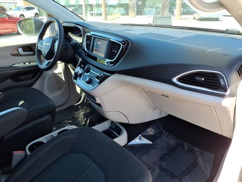 Used 2022 Chrysler Voyager LX image 11