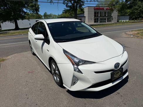 Used 2016 Toyota Prius Three Touring FWD image 3