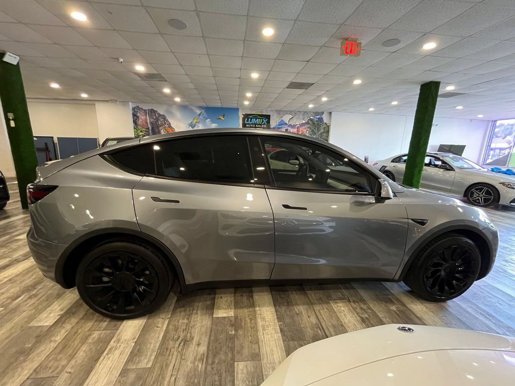 Used 2025 Tesla Model Y Long Range AWD/4WD image 4