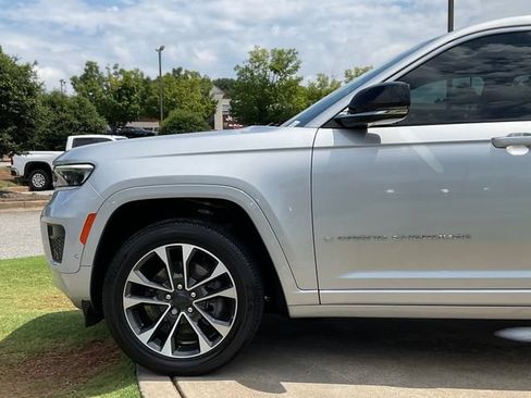 Used 2023 Jeep Grand Cherokee L Overland RWD image 11