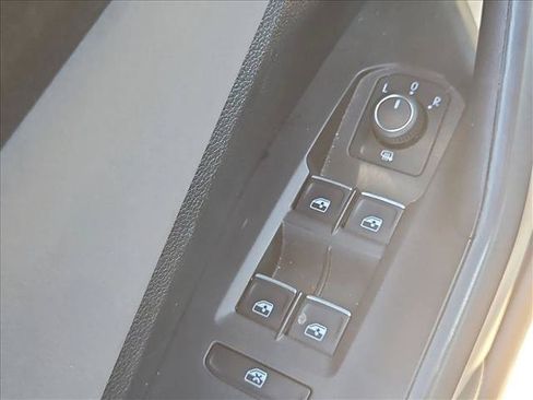 Used 2025 Volkswagen Jetta SE FWD image 11