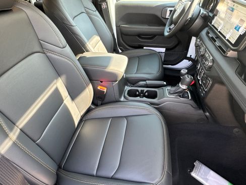 New 2026 Jeep Gladiator Sport AWD/4WD image 16
