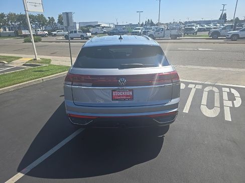 Used 2024 Volkswagen Atlas Cross Sport SE image 12