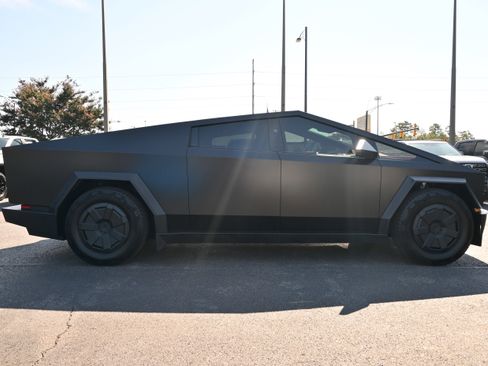 Used 2024 Tesla Cybertruck AWD Crew Cab image 12