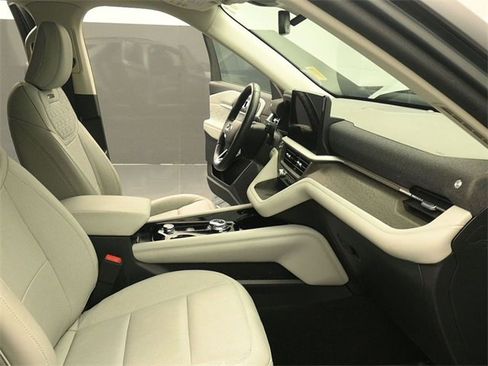 Certified 2025 Ford Explorer Platinum w/ Ultimate Package image 16