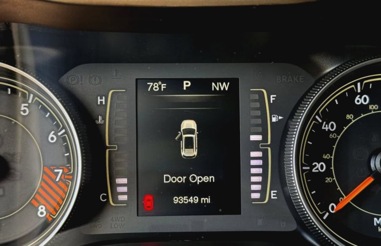 Used 2015 Jeep Cherokee Latitude w/ Cold Weather Group AWD/4WD image 23