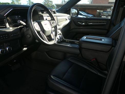 Used 2023 GMC Yukon XL Denali image 11
