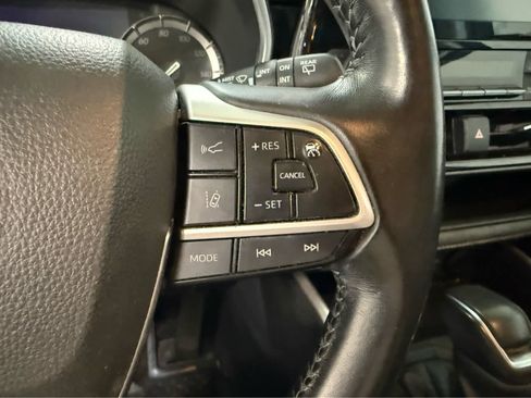 Used 2022 Toyota Highlander XLE AWD/4WD image 25