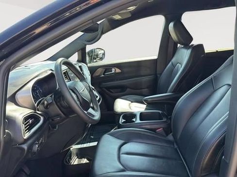 Used 2025 Chrysler Pacifica Select FWD image 9