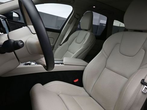 Used 2023 Volvo XC60 B5 Ultimate w/ Climate Package image 9