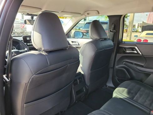 Used 2024 Mitsubishi Outlander SE image 16
