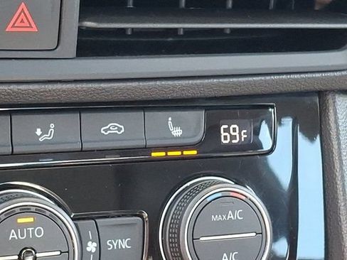 Certified 2023 Volkswagen Jetta SE FWD image 28