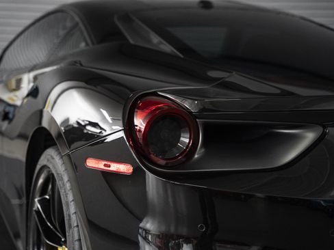 Used 2016 Ferrari 488 GTB RWD image 11