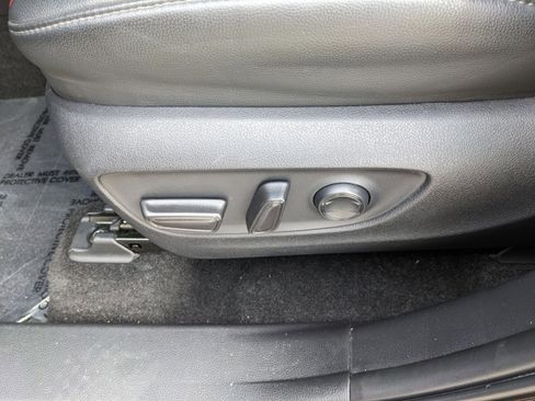 Used 2024 Toyota Highlander LE image 21