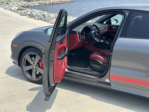 Used 2022 Porsche Cayenne GTS image 14