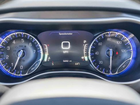 Used 2024 Chrysler Pacifica Touring-L image 21