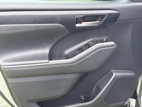 Used 2021 Toyota Highlander XLE AWD/4WD image 15